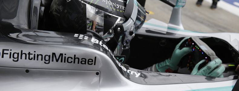 El piloto de Mercedes, Nico Rosberg, aparece en su veh&iacute;culo con un mensaje de apoyo a Michael Schumacher durante una pr&aacute;ctica del GP de Italia el viernes, 5 de septiembre de 2014, en Monza, Italia. (AP Photo/Luca Bruno)