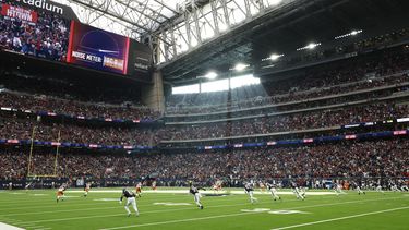 ARCHIVO - Foto del 13 de enero del 2024, patada inicial en un juego de comodín de la postemporada en Houston. (AP Foto/Matt Patterson, Archivo)