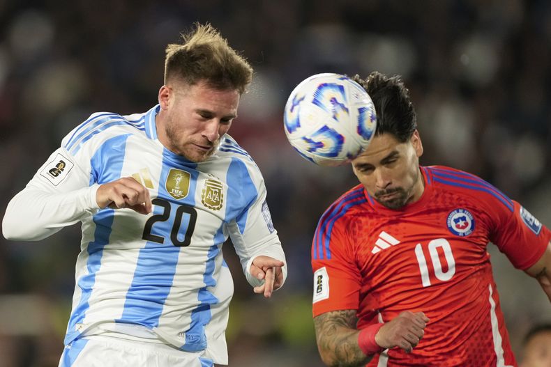 El argentino Alexis Mac Alliste pelea por el balón con el chileno Víctor Dávila en el encuentro de la eliminatoria al Mundial 2026el jueves 5 de septiembre del 2024. (AP Foto/Natacha Pisarenko)