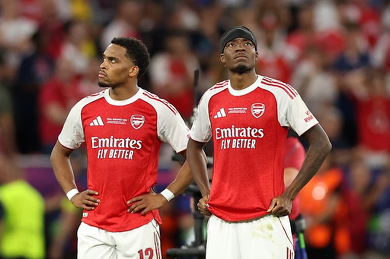 El jugador del Arsenal Jurrien Timber junto a su compañero Noni Madueke durante la tanda de penales durante la final de la Liga de Campeones ante el Paris Saint-Germain el sábado 30 de mayo del 2026. (AP Foto/Armin Durgut)