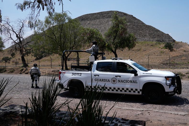 Tropas de la Guardia Nacional patrullan las pirámides de Teotihuacán, que permanecieron cerradas un día después de que un hombre armado abriera fuego contra turistas en el sitio arqueológico a las afueras de la Ciudad de México, el martes 21 de abril de 2026. (AP Foto/Marco Ugarte)