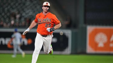 Pete Alonso, de los Orioles de Baltimore, recorre las bases tras conectar un jonrón durante la primera entrada de un partido de béisbol contra los Azulejos de Toronto, el lunes 21 de septiembre de 2026, en Baltimore. (Foto AP/Stephanie Scarbrough)