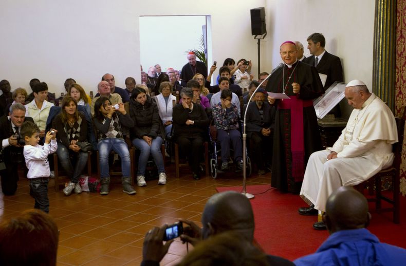 Un ni&ntilde;o fotograf&iacute;a al papa Francisco durante la reuni&oacute;n de &eacute;ste con gente pobre en la residencia del arzobispo en As&iacute;s, Italia, el viernes 4 de octubre de 2013. (Foto AP/Alessandra Tarantino, pool)