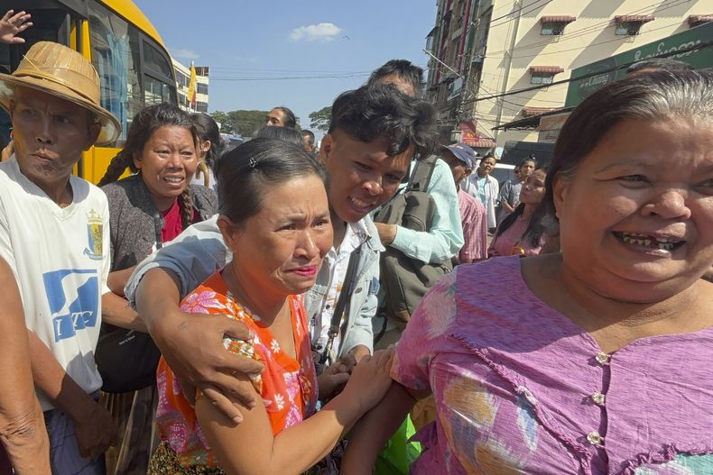 Presas puestas en libertad, en el centro y a la derecha, son recibidas por familiares y amistades en el exterior de la prisión de Insein el sábado 4 de enero de 2025, en Yangón, Myanmar. (AP Foto/Thein Zaw)