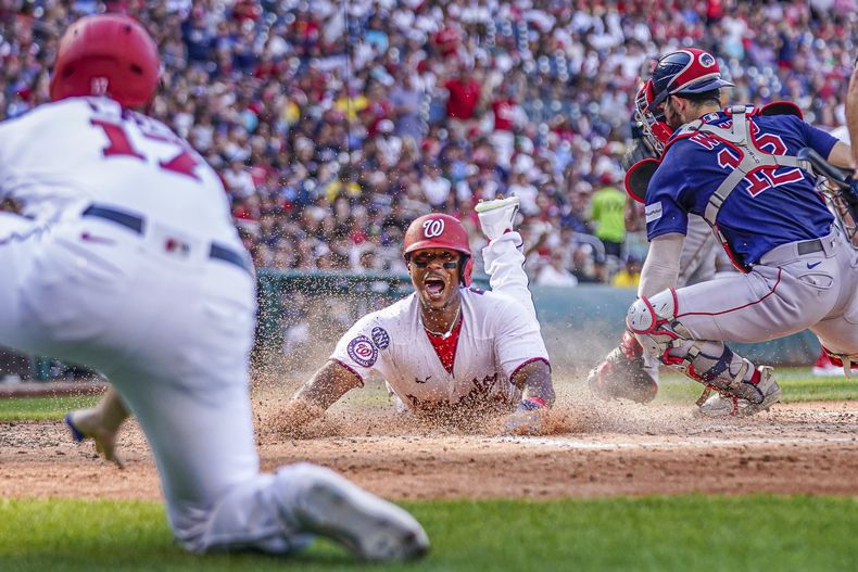 Jeter Downs, de los Nacionales de Washington, se desliza en el plato en el juego del jueves 17 de agosto de 2023, ante los Medias Rojas de Boston (AP Foto/Andrew Harnik)