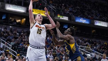 Con 37 puntos de Jokic, Nuggets supera a Pacers