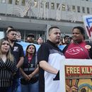 Jennifer Vasquez Sura, delante y a la izquierda, esposa de Kilmar Ábrego García, asiste a una marcha de protesta ante la oficina del ICE en Baltimore, el lunes 25 de agosto de 2025, para apoyar a Ábrego García. (AP Foto/Stephanie Scarbrough)
