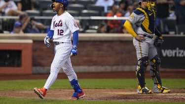 Francisco Lindor (12) de los Mets de Nueva York New York Mets celebra su cuadrangular ante los Cerveceros de Milwaukee en el cuarto episodio del encuentro en Nueva York, martes 27 de junio de 2023. (AP Foto/Frank Franklin II)