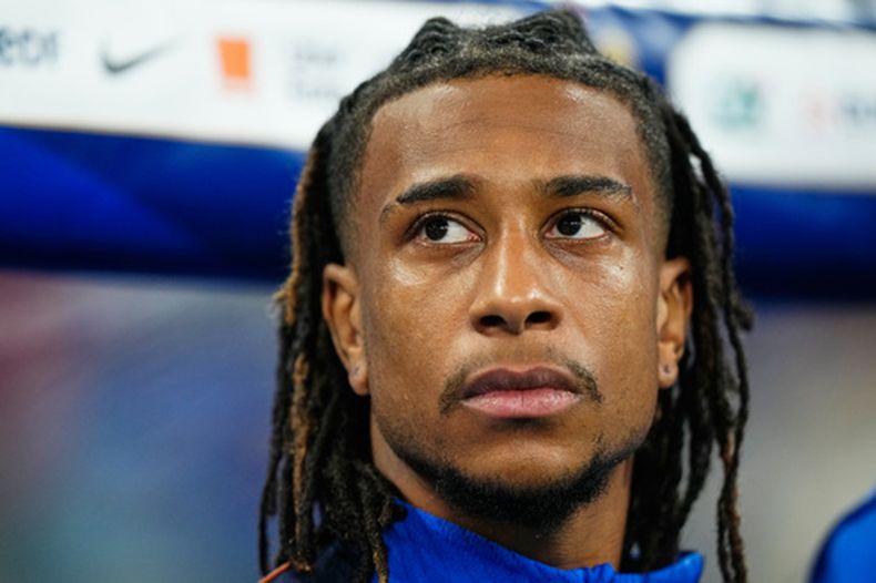 El delantero francés Michael Olise previo al partido contra Bélgica por la Liga de Naciones, el lunes 5 de octubre de 2026., en Saint-Denis. (AP Foto/Teresa Suárez)