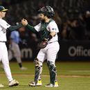 Ken Waldichuk celebra con Shea Langeliers de los Atléticos de Oakland tras superar a los Rays de Tampa Bay el lunes 12 de junio del 2023. (AP Foto/Jed Jacobsohn)