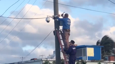 queda captado en video cuando le colocan camara para vigilar a opositora cubana frente a su casa