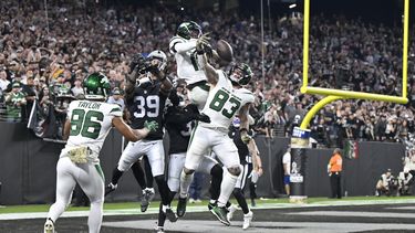 Garrett Wilson, arriba, y Tyler Conklin (83), de los Jets de Nueva York, no pueden quedarse con el balón en un intento de ave María mientras el reloj expiraba durante la segunda mitad del juego de la NFL en contra de los Raiders de Las Vegas, el domingo 12 de noviembre de 2023, en Las Vegas. Los Raiders ganaron 16-12. (AP Foto/David Becker)
