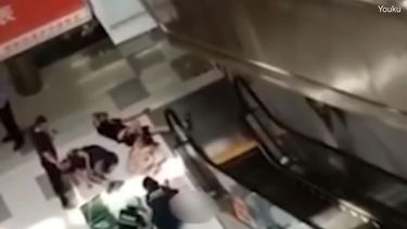 video: nino muere en escalera mecanica