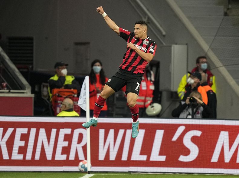 ARCHIVO - El brasileño Paulinho del Bayer Leverkusen festeja tras anotar el gol inicial del partido contra el Eintracht Frankfurt el lunes 2 de mayo de 2022, en Leverkusen, Alemania. (AP Foto/Martin Meissner, archivo)