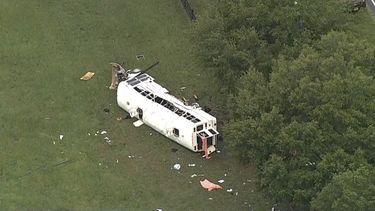 El personal de emergencia trabaja en la escena de un accidente mortal el martes 14 de mayo de 2024 en el condado Marion, Florida. (Foto, WFTS vía AP)