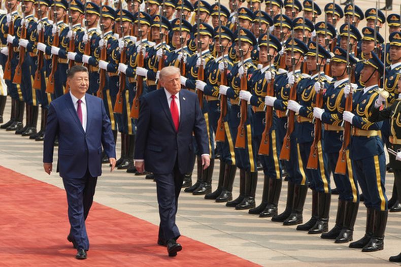 El presidente Donald Trump participa en una ceremonia de bienvenida con su homólogo chino, Xi Jinping, en el Gran Salón del Pueblo, el jueves 14 de mayo de 2026, en Beijing. (AP Foto/Mark Schiefelbein)