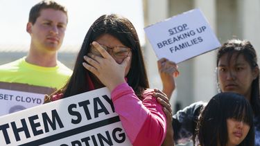 ARCHIVO - Caitlin Sanger, de Franklin Park, Nueva Jersey, rompe en llanto afuera de la Corte Suprema, en Washington, el 26 de junio de 2018, al hablar sobre la detención de su padre por agentes del Servicio de Control de Inmigración y Aduanas (ICE, por sus siglas en inglés) y protestar contra la separación de familias de inmigrantes. (AP Foto/Carolyn Kaster, archivo)