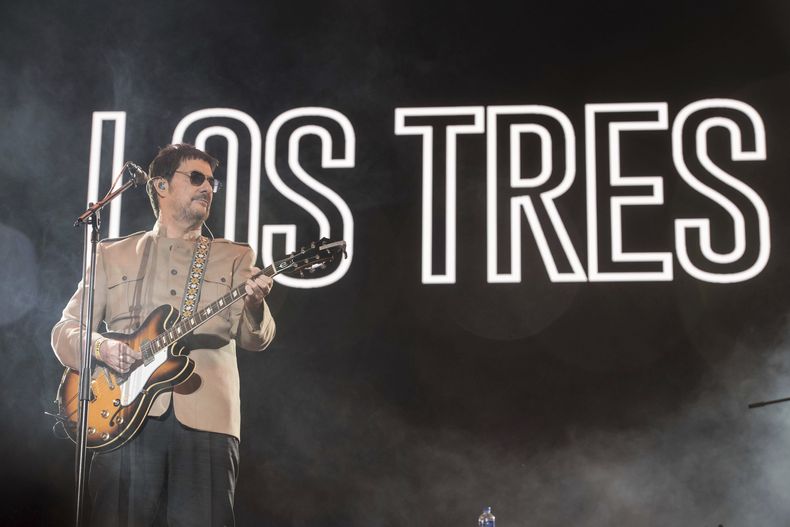 ARCHIVO - El cantante Álvaro Henríquez de la banda chilena Los Tres, durante su presentación en el festival Vive Latino en la Ciudad de México, el 17 de marzo de 2019. (Foto AP/Christian Palma, archivo)