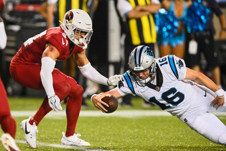 El quarterback de los Panthers de Carolina, Haynes King (16), se lanza a la zona de anotación junto al safety de los Cardinals de Arizona, Isaiah Oliver, a la izquierda, para ganar el partido en la última jugada de la segunda mitad del partido de pretemporada de la NFL del Salón de la Fama del Fútbol Americano en Canton, Ohio, el jueves 6 de agosto de 2026. (Foto AP/David Richard)