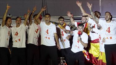 El capitán de la selección española, Álvaro Morata, con el micrófono, presenta al jugador Rodri, en el centro, a los aficionados durante las celebraciones del título de la selección española de fútbol en un escenario en la plaza Cibeles de Madrid, el lunes 15 de julio de 2024. España derrotó a Inglaterra en la final de la Eurocopa 2024 en Berlín el domingo por la noche. (AP Foto/Andrea Comas)