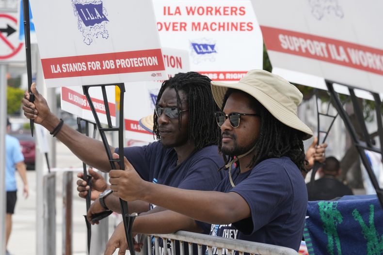 Estribadores protestan el jueves 3 de octubre en el puerto de Miami. (AP Foto/Marta Lavandier)