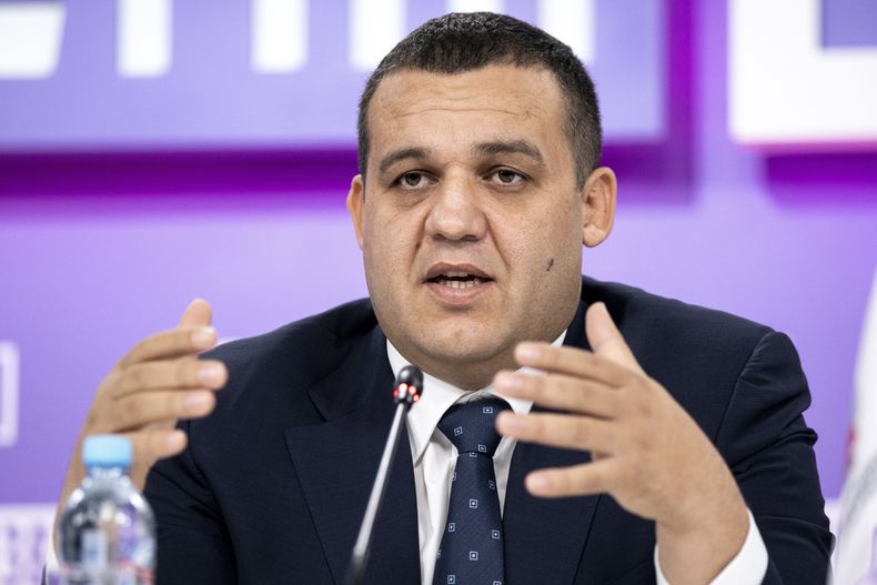 ARCHIVO - Foto del 27 de octubre del 2020, el secretario general de la Federación Rusa de Boxeo Umar Kremlev en conferencia de prensa en Moscú. El lunes 1 de mayo del 2023, el ahora presidente de la AIB asegura que intentan resolver la disputa del organismo con el COI. (AP Foto/Alexander Zemlianichenko, Archivo)