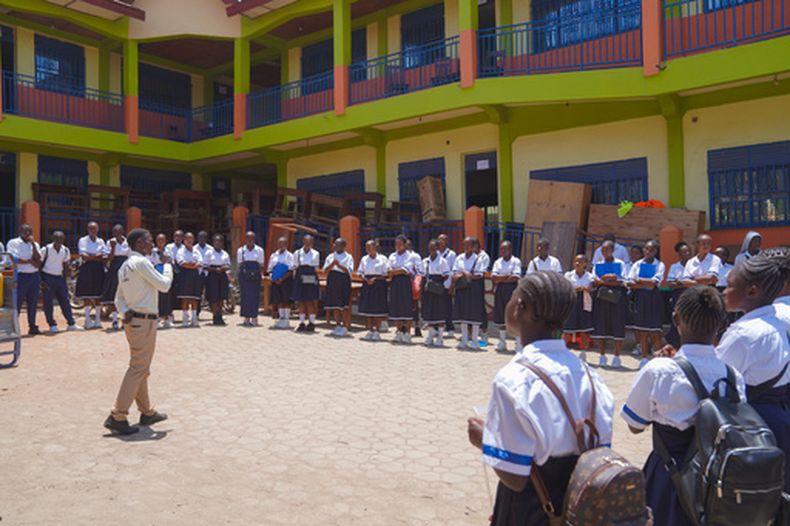 Alumnos acuden a una asamblea escolar el primer día del nuevo ciclo educativo, en medio del brote del virus de ébola, en Ituri, República democrática del Congo, el martes 1 de septiembre de 2026,. (AP Foto/Dieudonne Dirole).