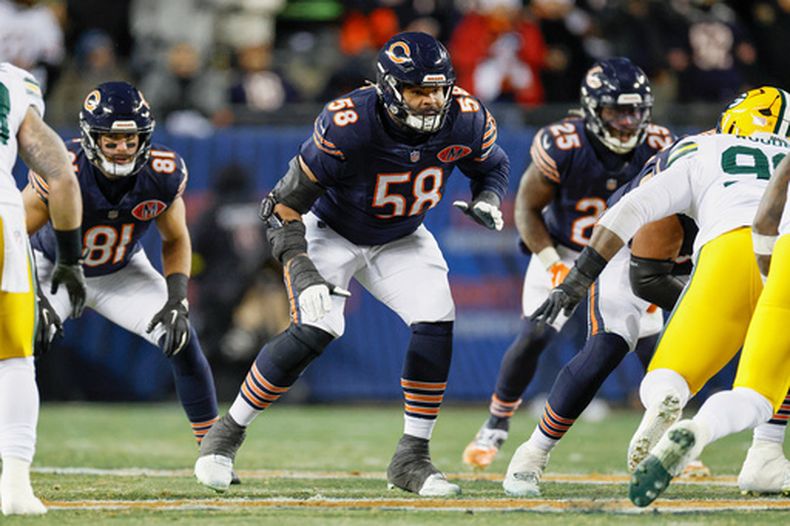 ARCHIVO - Foto del 20 de diciembre del 2025, el tackle ofensivo de los Bears de Chicago Darnell Wright bloquea durante el encuentro ante los Packers de Green Bay. (AP Foto/Kamil Krzaczynski, Archivo)