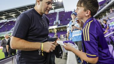 El técnico argentino de Estados Unidos, Mauricio Pochettino, conversa con Dylan McMahon, un aficionado de 10 años, previo al partido entre Orlando City y Charlotte FC en los playoffs de la MLS, el sábado 9 de noviembre de 2024, en Orlando, Florida. (AP Foto/Kevin Kolczynski)