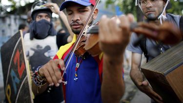 Liberan en Venezuela al violinista de las protestas