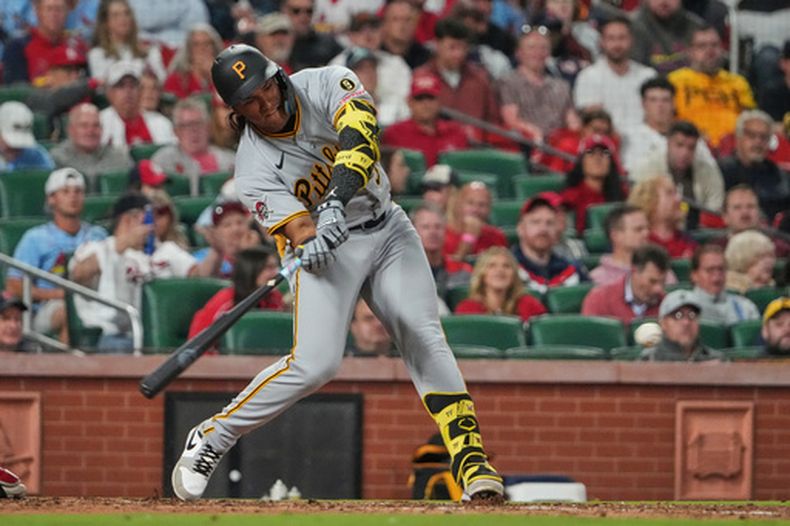 Jhostyxon Garcia, de los Piratas de Pittsburgh, pega un sencillo durante la sexta entrada del juego de béisbol de Grandes Ligas frente a los Cardenales de San Luis, el miércoles 20 de mayo de 2026, en San Luis. (AP Foto/Jeff Roberson)