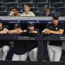 Jugadores de los Yanquis de Nueva York entre ellos Gerrit Cole (izquierda) y Aaron Judge (segundo de derecha a izquierda) observan el juego frente a los Orioles de Baltimore en Nueva York. Jueves 6 de julio de 2023. (AP Foto/Frank Franklin II)
