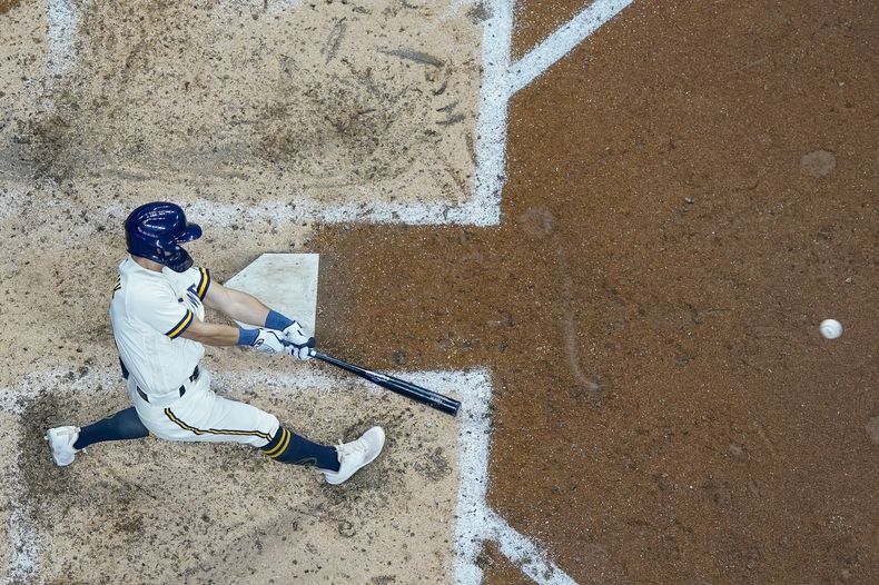 Sal Frelick de los Cerveceros de Milwaukee conecta un jonrón en la sexta entrada del juego ant los Rojos de Cincinnati el lunes 24 de julio del 2023. (AP Foto/Morry Gash)