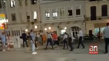 policias cubanos golpean brutalmente a un  hombre esposado