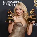 ARCHIVO - Sabrina Carpenter posa en la sala de prensa con el premio a la mejor interpretación pop solista y al mejor álbum vocal pop durante la 67ª edición anual de los Premios Grammy, el 2 de febrero de 2025, en Los Ángeles. (Foto Richard Shotwell/Invision/AP, archivo)