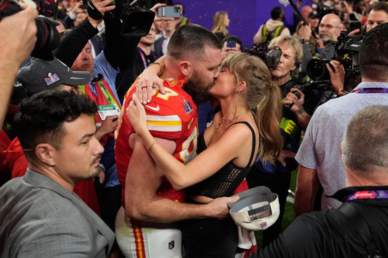 ARCHIVO - El ala cerrada de los Chiefs de Kansas City, Travis Kelce (87), besa a Taylor Swift después de que los Chiefs de Kansas City derrotaran a los 49ers de San Francisco en el Super Bowl en Las Vegas el 11 de febrero de 2024. (Foto AP/John Locher, archivo)