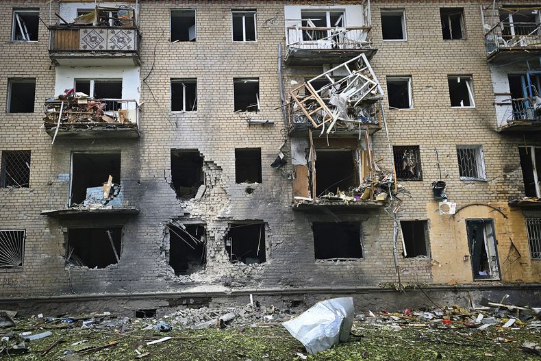En esta foto proveida por la Administración Militar Regional de Jersón, se ve un edificio destruido por un ataque ruso, en Jersón, Ucrania, el 15 de mayo de 2024. (Administración Militar Regional de Jersón via AP)