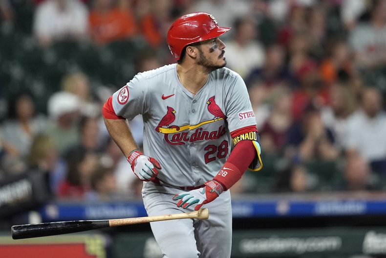 Nolan Arenado de los Cardenales de San Luis suelta el bate tras conectar un jonrón ante los Astros de Houston, el miércoles 5 de junio de 2024. (AP Foto/David J. Phillip)