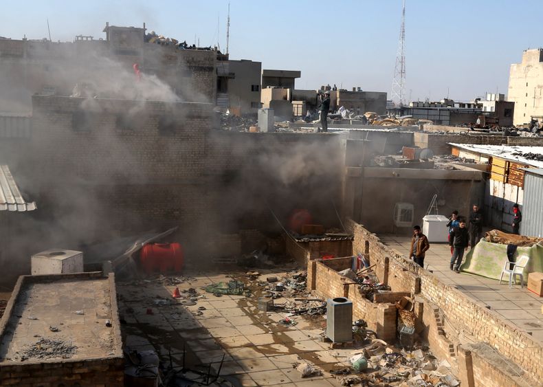 Civiles revisan el sitio donde ocurri&oacute; un atentado con bomba en la plaza Jilani en el centro de Bagdad, Irak, el mi&eacute;rcoles 5 de febrero de 2014. La ola de atentados que sacudi&oacute; la capital iraqu&iacute; continu&oacute; el jueves con un