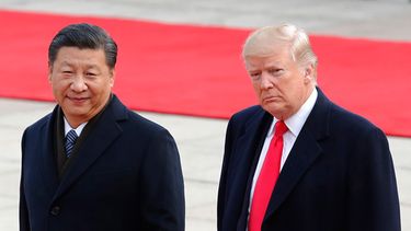 El presidente estadounidense Donald Trump camina con el presidente chino Xi Jinping durante una ceremonia de bienvenida en el Gran Salón del pueblo en Beijing, el 9 de noviembre de 2017. (Foto AP/Andy Wong, Archivo)