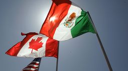 ARCHIVO – Las banderas nacionales de Estados Unidos, Canadá y México ondean en Nueva Orleans, en la reunión de los líderes del Tratado de Libre Comercio de América del Norte, el 21 de abril de 2008. (AP Foto/Judi Bottoni, Archivo)