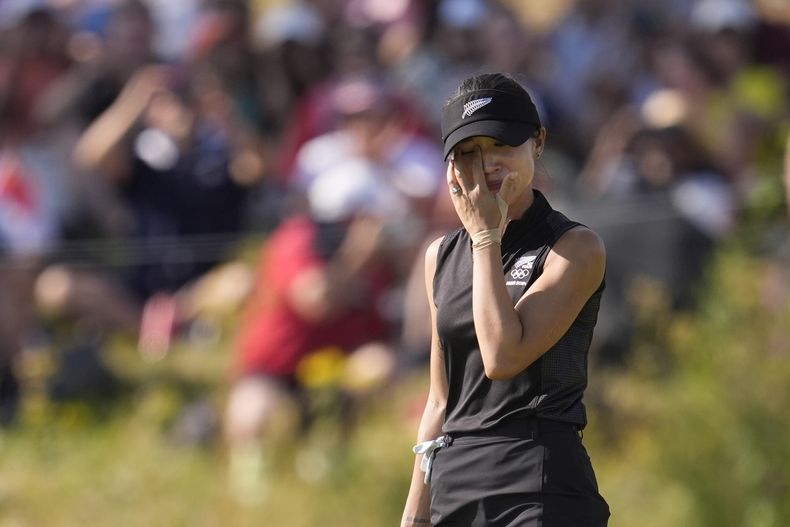 La neozelandesa Lydia Ko llora tras conquistar la medalla de oro en el golf olímpico, el sábado 10 de agosto de 2024 en Saint-Quentin-en-Yvelines, Francia.(AP Foto/George Walker IV)
