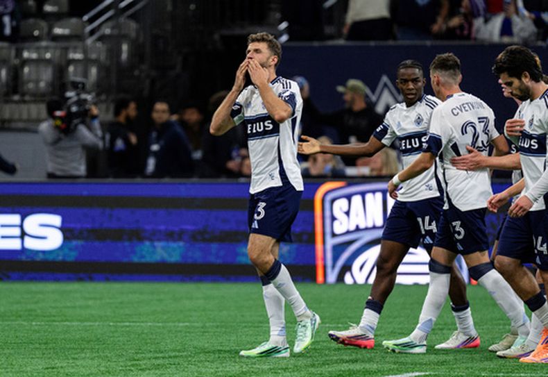 El jugador de los Whitecaps de Vancouver, Thomas Müller (13), celebra tras anotar un gol contra el D.C. United durante la segunda mitad de un partido de fútbol de la MLS, en Vancouver, Columbia Británica, el 26 de septiembre de 2026. (Jacob Mallari/The Canadian Press vía AP)
