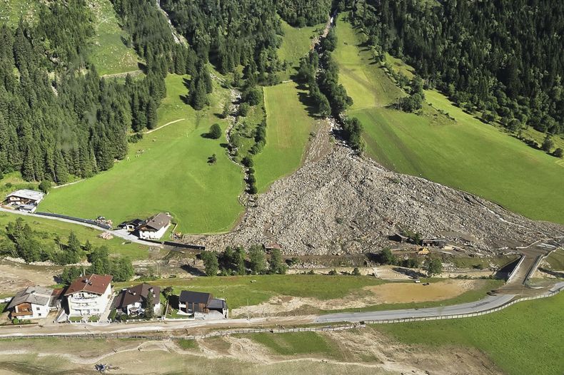 El alud en el valle de Gschnitztal en Tyrol, Austria, el 1 de julio del 2025. (BFV IBK-Land via AP)
