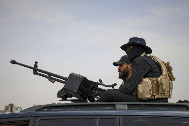 Miembros de las fuerzas de seguridad sirias desplegados en una carretera cerca de la ciudad de Sweida, en el sur de Siria, donde hallaron cuerpos de combatientes drusos, el jueves 1 de mayo de 2025. (AP Foto/Omar Albam)