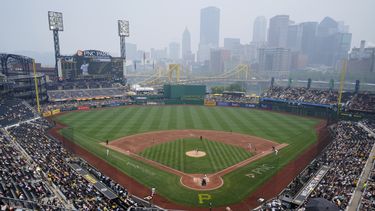 La bruma causa por los incendios forestales en Canadá cubre el estadio PNC Park previo al juego entre los Piratas de Pittsburgh y los Padres de San Diego, el jueves 29 de junio de 2023. (AP Foto/Gene J. Puskar)