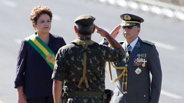 americateve | La presidenta brasile&ntilde;a Dilma Rousseff recibe el saludo militar durante el acto del D&iacute;a de la Independencia en Brasilia, 7 de septiembre de 2014. Las denuncias de corrupci&oacute;n de un ex ejecutivo de la petrolera paraestatal Petrobras agi
