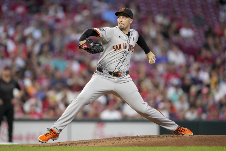 El lanzador de los Gigantes de San Francisco Blake Snell lanza en la segunda entrada del encuentro ante los Rojos de Cincinnati el viernes 2 de agosto del 2024. (AP Foto/Jeff Dean)