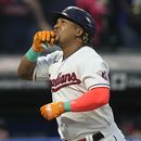 El dominicano José Ramírez, de los Guardianes de Cleveland, festeja tras conectar su tercer jonrón en el juego ante los Medias Rojas de Boston, el jueves 8 de junio de 2023 (AP Foto/Sue Ogrocki)