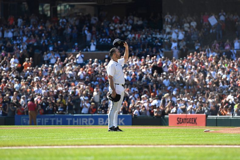El abridor de los Tigres de Detroit Justin Verlander saluda ala afición antes del inicio del juego ante los Piratas de Pittsburgh, el último de su carrera, el sábado 26 de septiembre del 2026. (AP Foto/Jose Juarez)